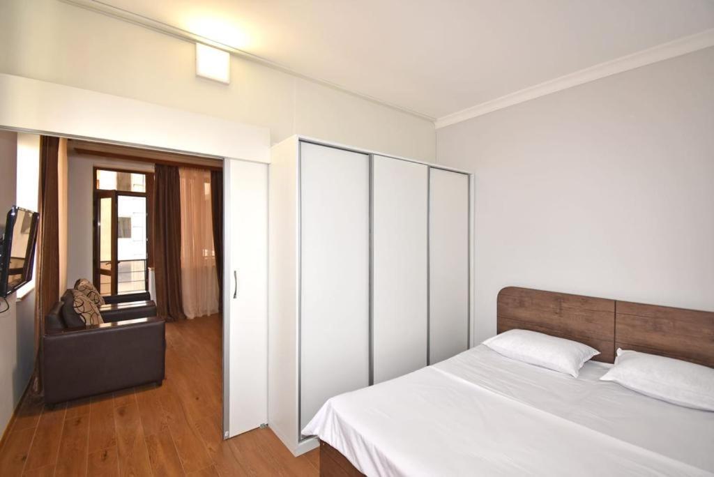 74/3New Building In The Center Of The Capital Apartment Yerevan Bagian luar foto