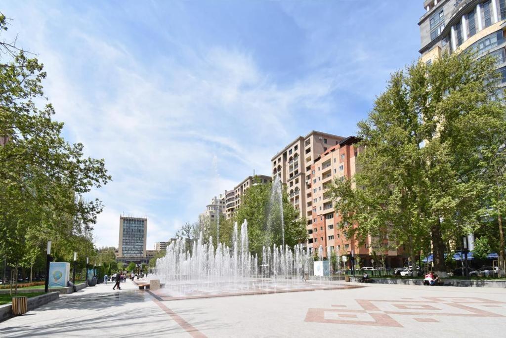 74/3New Building In The Center Of The Capital Apartment Yerevan Bagian luar foto